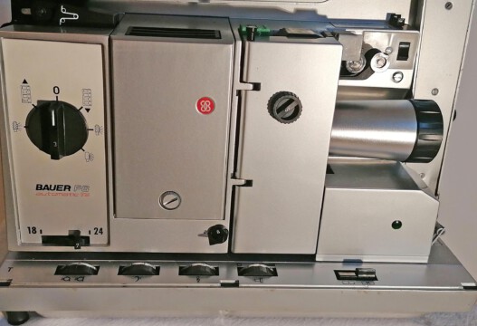 Projektor Bauer P6 automatic TS (Seitenansicht Nahaufnahme)
