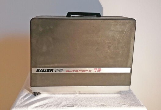 Projektor Bauer P6 automatic TS (Seitenansicht mit Abdeckung)