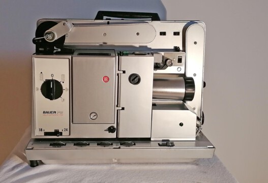 Projektor Bauer P6 automatic TS (Seitenansicht ohne Spulen)