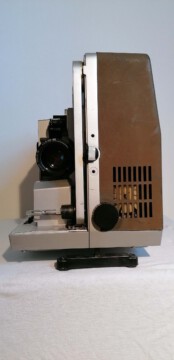 Projektor Bauer P7 TS universal (Frontansicht auf Objektiv)