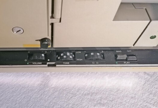 Projektor Bauer P8 TS universal (Blick auf das Soundpanel)