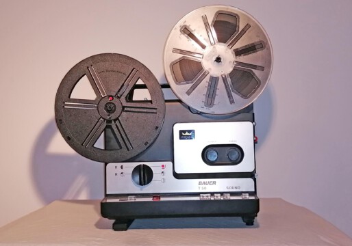Projektor Bauer T50 Sound Royal (Seitenansicht rechts mit Spulen)