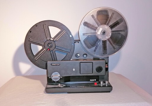 Projektor Cinteon P800 Record (Seitenansicht rechts mit Spulen)