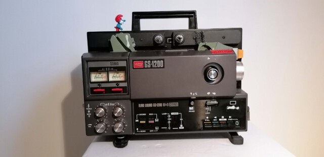 Projektor Elmo GS 1200 (Seitenansicht ohne Spulen)