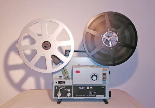Projektor Elmo ST-1200 magnetic & optical (Seitenansicht rechts mit Spulen)