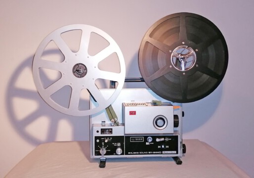 Projektor Elmo ST-1200 D magnetic & optical (Seitenansicht rechts mit Spulen)