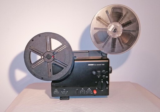 Projektor Revue Lux Sound 310 (Seitenansicht rechts mit Spulen)