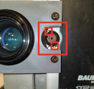 Bild der am Handrad des Projektors befestigten Neodym-Magnete