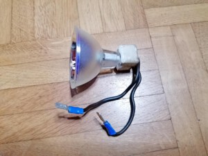 Lampe mit den angeschraubten Klemmen